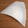 Enkele witte hoekige schoudervulling voor jasjes op houten tafel &mdash; Single white angular shoulder pad for jackets on wood