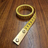 Loodcentimeter 200cm zijlengtemeter op houten ondergrond - Side-length tailor measuring tape 200cm on wooden background