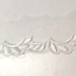 Tulekant in wit - 4cm breed met geborduurde rand van 2cm - haspel met ong. 4m