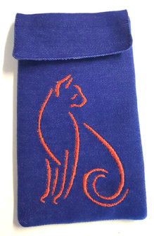 Gestileerde kat borduurpatroon uitgeborduurd en op telefoonhoesje gebruikt