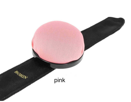 Professioneel speldenkussen voor op de arm met kliksluiting BOHIN - Roze kussen, gouden rand en zwarte polsband