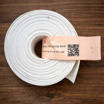 Rol witte pantalonband met antislip en label met QR‑code &ndash; white trouser waistband roll with anti‑slip and
