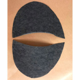 Twee schoudervullingen vilt antraciet op houten tafel (per paar) &mdash; Two felt shoulder pads anthracite on wooden table (pa