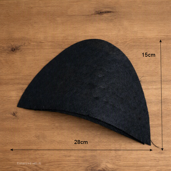 Zwarte vilten schoudervulling in halve‑maanvorm, 15 cm schouderlengte en 28 cm armsgatwijdte, op houten ta