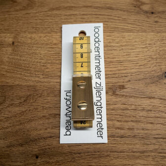 Loodcentimeter 200cm zijlengtemeter op houten ondergrond - Side-length tailor measuring tape 200cm on wooden background