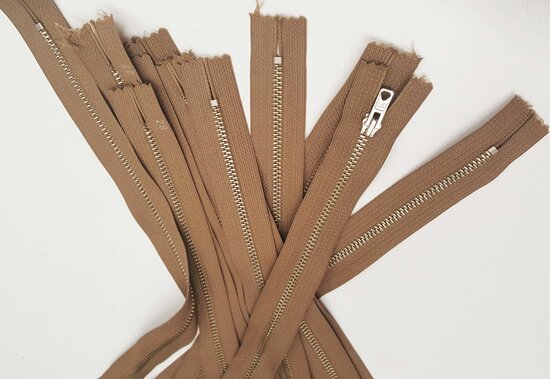 Fijne niet deelbare rits met metalen tandjes in verschillende bruin en grijs tinten