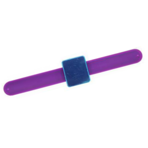 Magneetspeldenkussen met paarse armband en blauwe magneet - altijd bij de hand