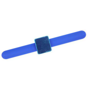 Magneetspeldenkussen met blauwe armband en blauwe magneet - altijd bij de hand