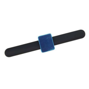 Magneetspeldenkussen met zwarte armband en blauwe magneet - altijd bij de hand