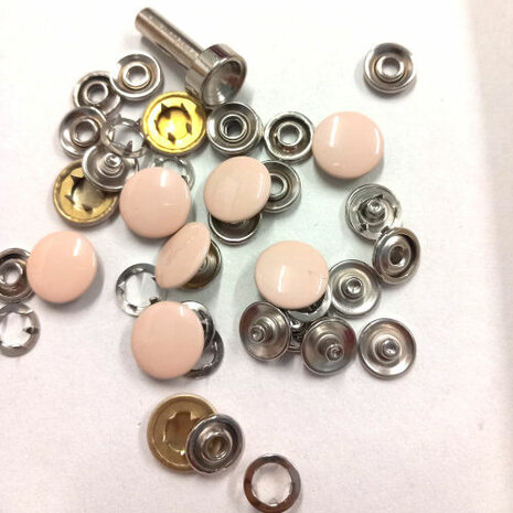Drukknopen 15mm naaivrij en gekleurd: ROZE- voor dunne stoffen en jersey / tricot - zakje 10 stuks met stempel