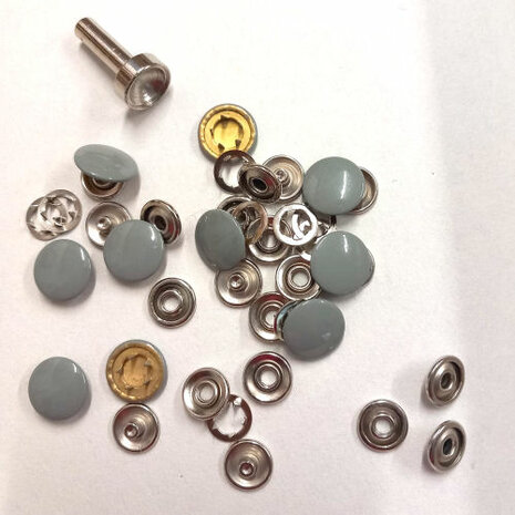 Drukknopen 15mm naaivrij en gekleurd: GRIJS - voor dunne stoffen en jersey / tricot - zakje 10 stuks met stempel