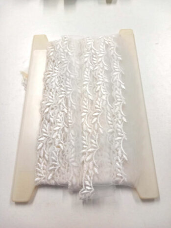 Tulekant in wit - 4cm breed met geborduurde rand van 2cm - haspel met ong. 4m
