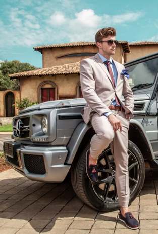 Man in licht beige kostuum als voorbeeld van professionele taillebandafwerking &ndash; man in light beige suit showing tailore