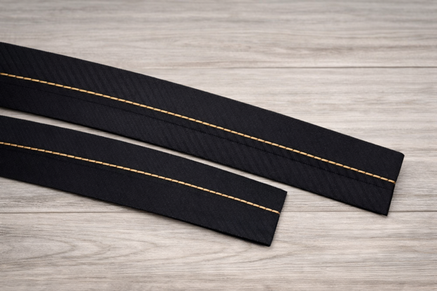 Close‑up van de voor- en achterkant van zwarte pantalonband met anti‑slip &ndash; close‑up front and back
