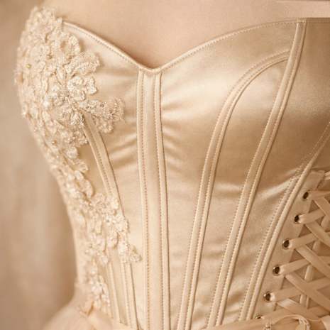 Couture lijfje met baleinen in champagnekleur &mdash; Champagne bridal bodice with visible boning