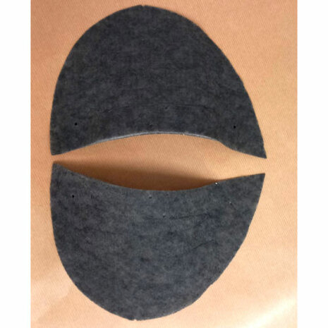 Twee schoudervullingen vilt antraciet op houten tafel (per paar) &mdash; Two felt shoulder pads anthracite on wooden table (pa