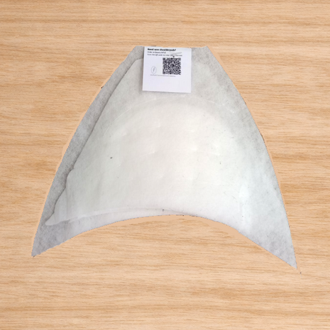 Witte hoekige schoudervullingen voor jasjes, per paar op houten tafel &mdash; White angular shoulder pads for jackets, shown a