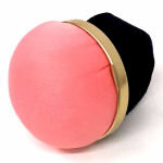 Professioneel speldenkussen voor op de arm met kliksluiting BOHIN - Roze kussen, gouden rand en zwarte polsband Professioneel speldenkussen voor op de arm met kliksluiting BOHIN - Roze kussen, gouden rand en zwarte polsband