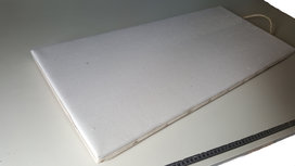 Fluweelmat / persmat op plank 36x80cm op bamboe plank met ophangoog Fluweelmat / persmat op plank 36x80cm op bamboe plank met ophangoog
